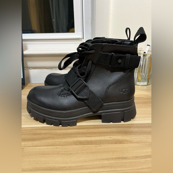 UGG Ashton Lace Up - Picture 5 of 8